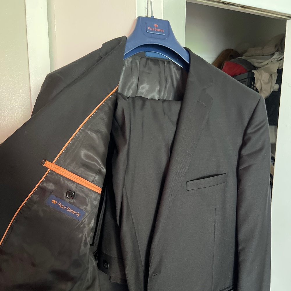 Paul Betenly suit
